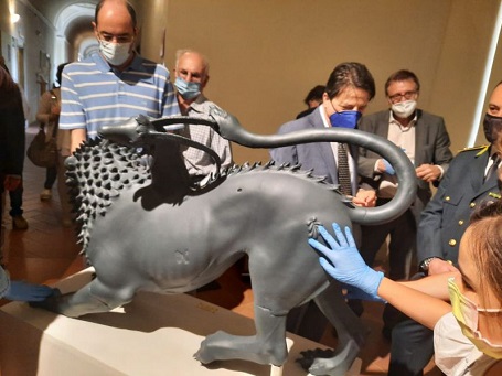 Una Chimera tattile donata dal Rotary Club di Arezzo al museo "Gaio Cilnio Mecenate" completa la sezione dedicata al capolavoro della statuaria etrusca